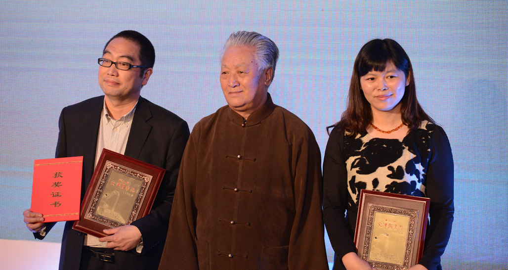 兒童類圖書(shū)獲獎(jiǎng)?wù)吲c頒獎(jiǎng)嘉賓合影