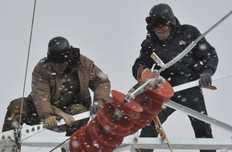 工人在雪地里施工