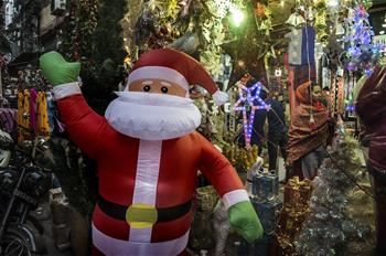 People buy Christmas decorations at market in Kolkata, India&nbsp;