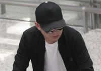 文章回滬陪女兒過六一 無(wú)助理獨(dú)自費(fèi)力搬行李