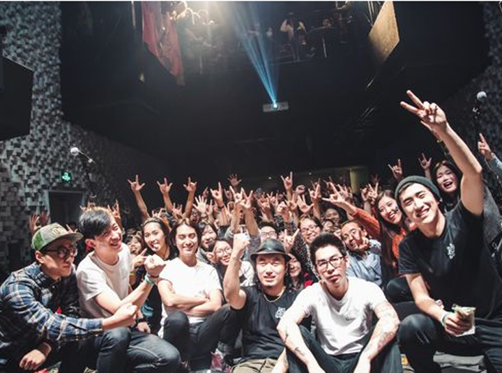 WHO&rsquo;S LISTENING？