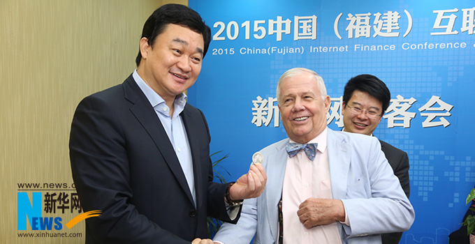 羅杰斯參加思客會(huì)，與新華網(wǎng)董事長(zhǎng)、總裁田舒斌親切交談。