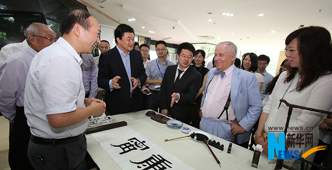 羅杰斯參觀新華網(wǎng)福建分公司。