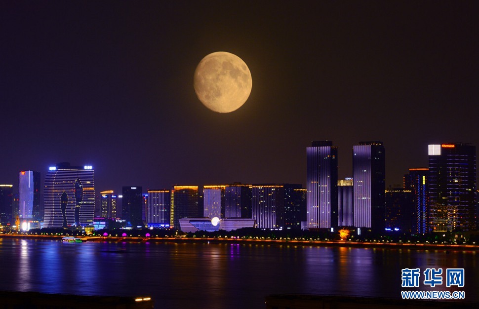 我站在陽(yáng)臺(tái)拍風(fēng)景