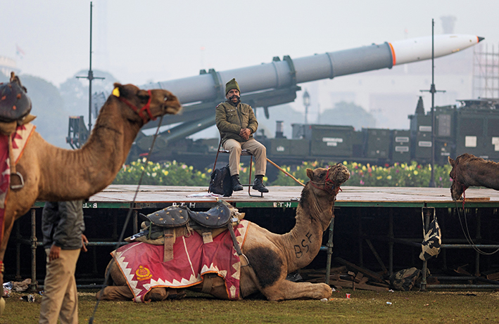 1月 20日，在印度首都新德里，一名印度边境安全部队士兵在共和国日庆祝活动彩排期间休息
