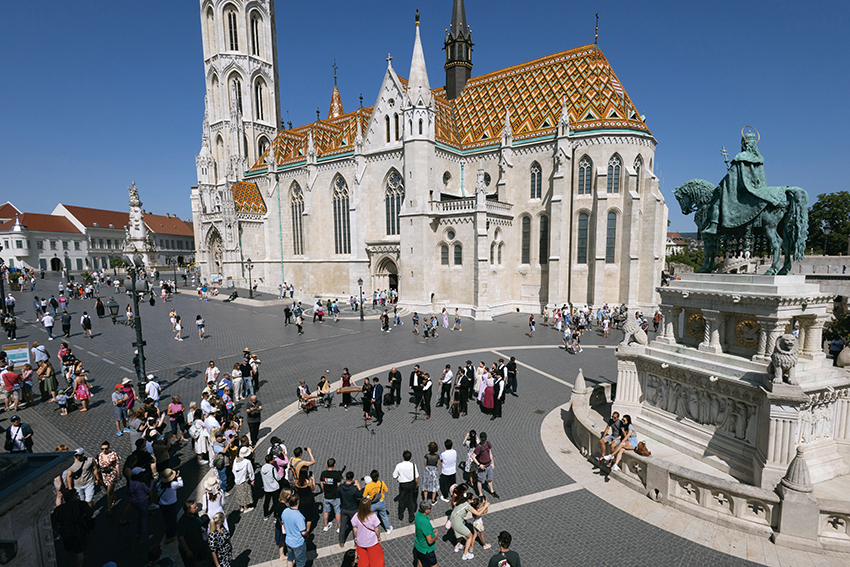 與余澤民相遇，與拉斯洛結(jié)緣