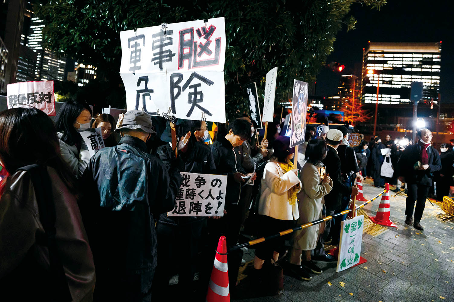 戰(zhàn)后日本軍國主義為何“死灰復(fù)燃”