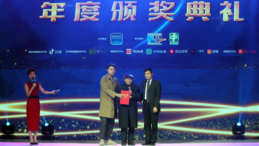 陳文申為&ldquo;勇救落水幼童的88歲老兵&rdquo;何有義頒獎