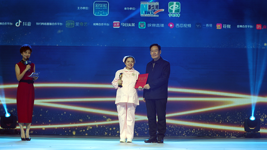 胡懷福為&ldquo;代理媽媽&rdquo;彭錫萍頒獎