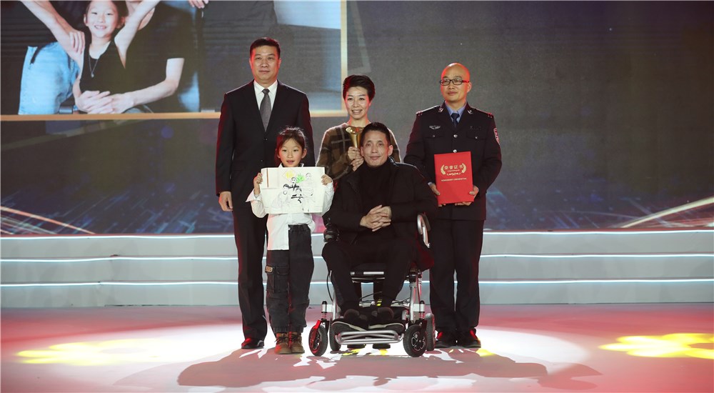 頒獎嘉賓為第三位年度感動人物張海林、朱丹丹夫婦頒獎