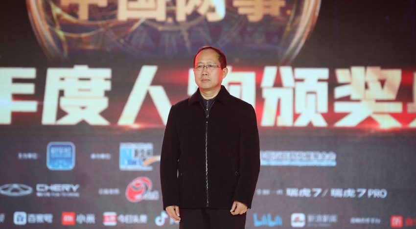 現(xiàn)場向&ldquo;時代楷模"張富清頒發(fā)特別致敬獎