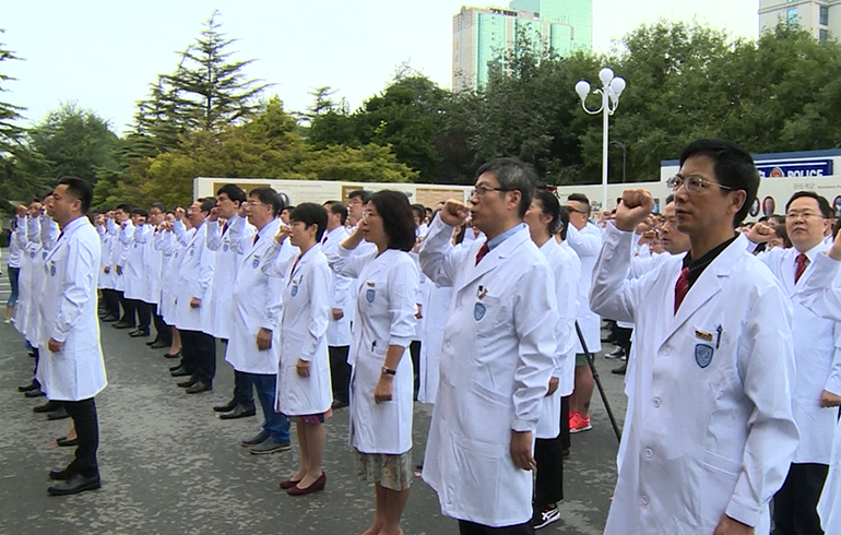 致敬偉大改革｜對(duì)話40年，講述身邊的健康故事（第二十集）&mdash;&mdash;設(shè)立醫(yī)師節(jié)，醫(yī)務(wù)人員有了自己的節(jié)日