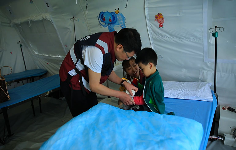 致敬偉大改革｜對(duì)話40年，講述身邊的健康故事（第十四集）&mdash;&mdash;白衣衛(wèi)士：與時(shí)間賽跑