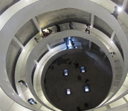 樓梯盤旋式的設計非常有趣 市民紛紛拿起相機留影