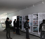 市民在展覽作品前停留