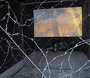 一條條鋼絲象征著難以穿越的“隱形邊界”