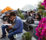 看累了 坐在小石凳上休息一下