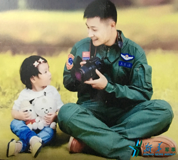 &uarr;資料圖片：被選為艦載戰(zhàn)斗機(jī)飛行員的張超與女兒合影。