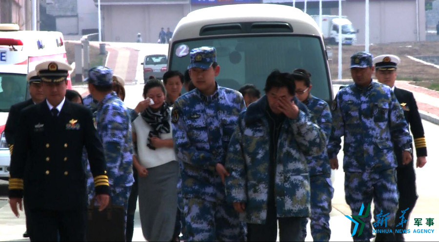 &uarr;張超的父親（右四）及家屬揮淚送別張超。