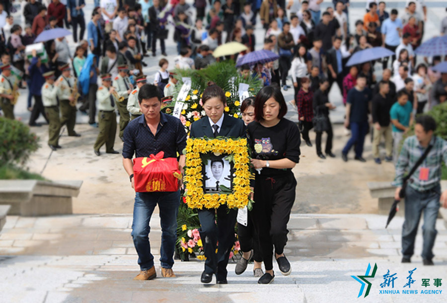 &uarr;張超烈士骨灰安葬儀式。