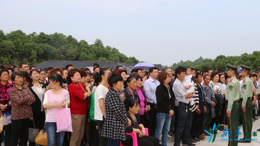 &uarr;張超烈士骨灰安葬儀式現(xiàn)場，岳陽的父老鄉(xiāng)親紛紛來給張超送別。