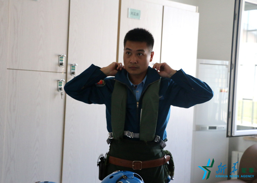 &uarr;資料圖片：張超嚴(yán)格按規(guī)定著裝參加飛行訓(xùn)練。