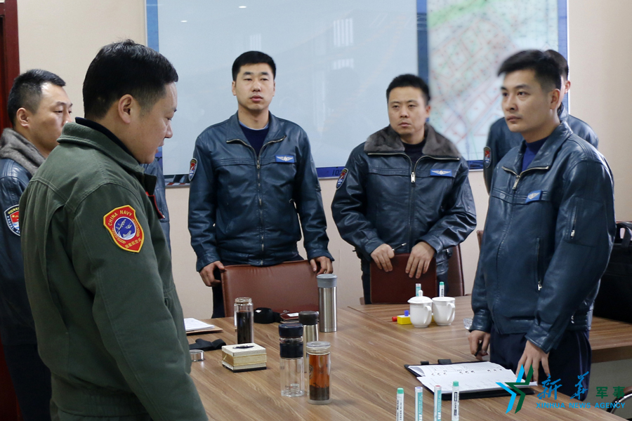 資料圖片：張超參加飛行后講評。