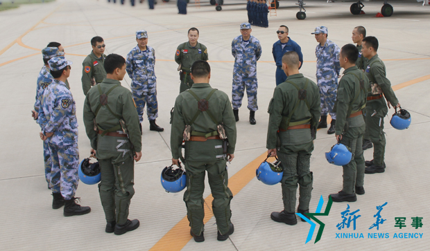 飛行后，黨委班子現(xiàn)場講評飛行情況。