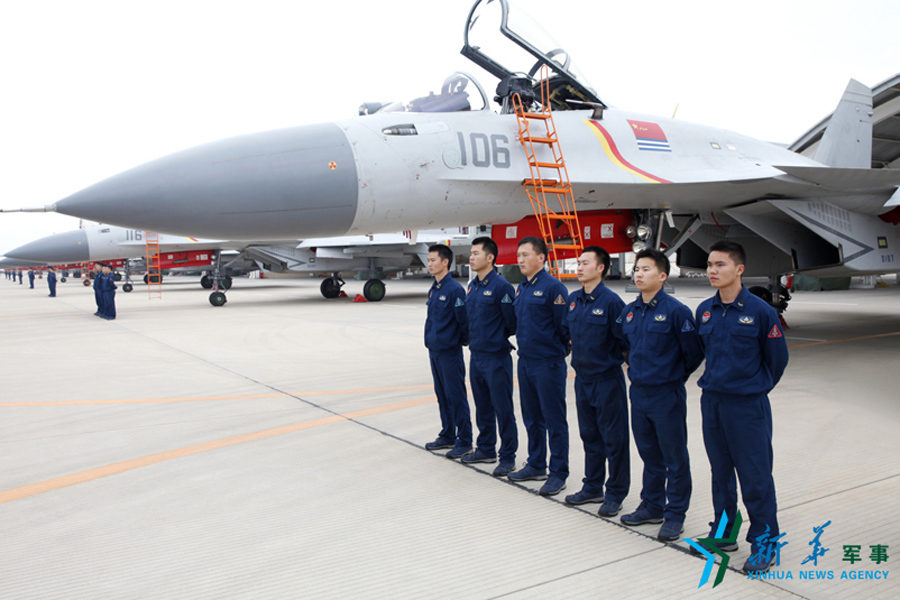 &uarr;機(jī)務(wù)官兵為戰(zhàn)鷹保駕護(hù)航。