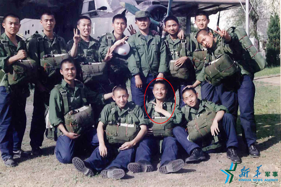 &uarr;資料圖片：張超跳傘前合影留念。