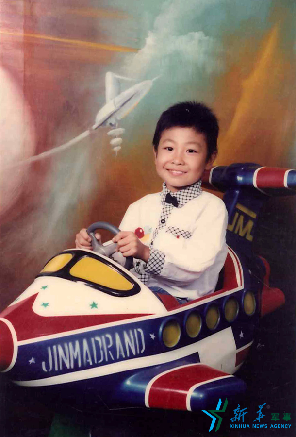 &uarr;資料圖片：長大后當(dāng)一名優(yōu)秀的飛行員是張超兒時種下的夢想。