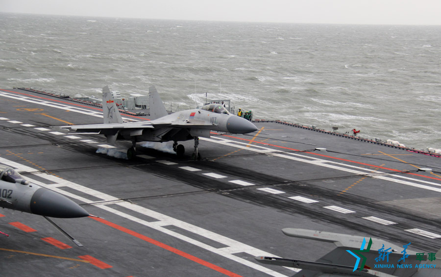 &uarr;資料圖片：艦載戰(zhàn)斗機下落著艦瞬間。