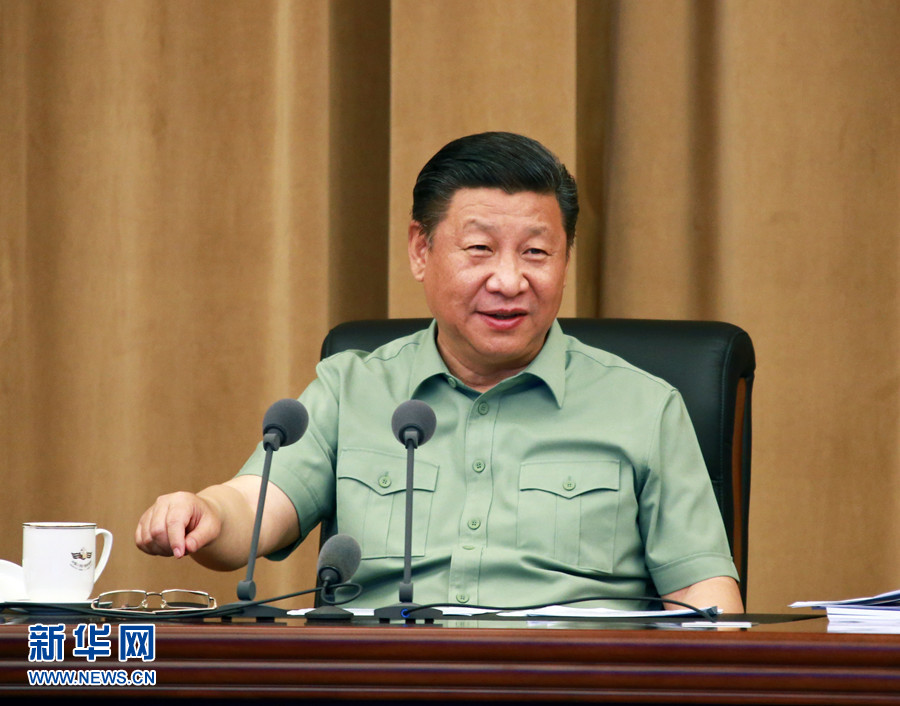 5月24日，中共中央總書記、國家主席、中央軍委主席習(xí)近平視察海軍機關(guān)，親切接見海軍第十二次黨代會全體代表和海軍機關(guān)正師職以上領(lǐng)導(dǎo)干部。這是習(xí)近平聽取海軍工作匯報后發(fā)表重要講話。 新華社記者 查春明 攝 