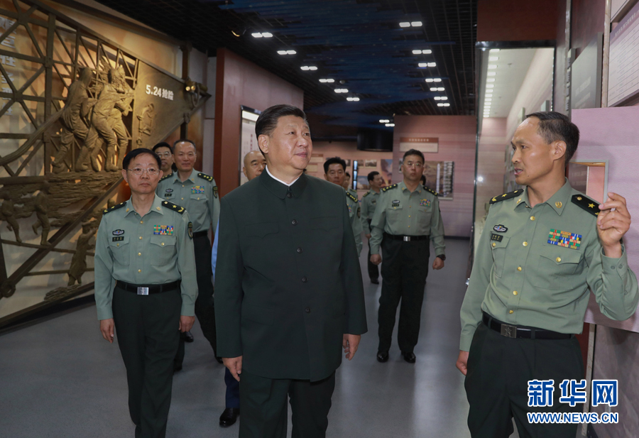 6月22日，正在山西省考察工作的中共中央總書記、國家主席、中央軍委主席習近平來到駐晉部隊某基地視察調(diào)研，代表黨中央和中央軍委，向基地組建50周年致以熱烈的祝賀，向老一輩創(chuàng)業(yè)者、廣大基地官兵致以崇高的敬意和誠摯的問候。這是習近平視察基地軍史館。新華社記者 李剛 攝