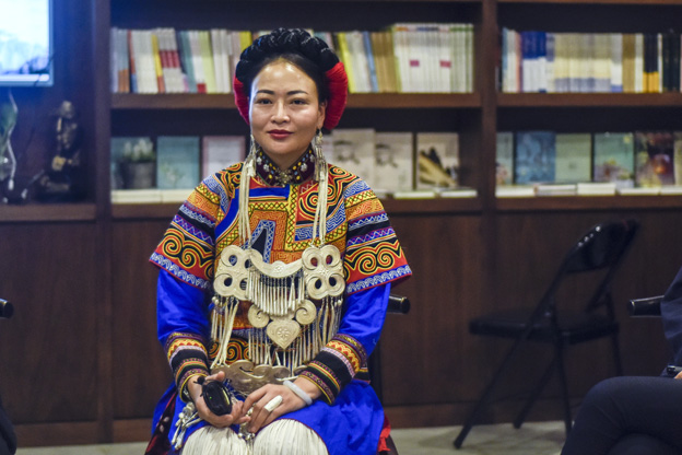 阿牛阿呷：對彝族姑娘來說，胎教就是彝族的刺繡文化，但是當(dāng)我們走出來，我們覺得我們對其他支系的服飾知識了解太少了，需要學(xué)習(xí)的很多，所以開辦了這個專業(yè)。