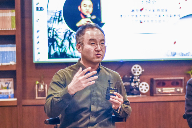 王曉昕：語言問題其實(shí)是非遺傳承所面臨的一個普遍問題。非遺傳承人可能有很好的技藝，但是因?yàn)檎Z言問題沒有辦法與外面的人交流，就失去了傳承的機(jī)會。