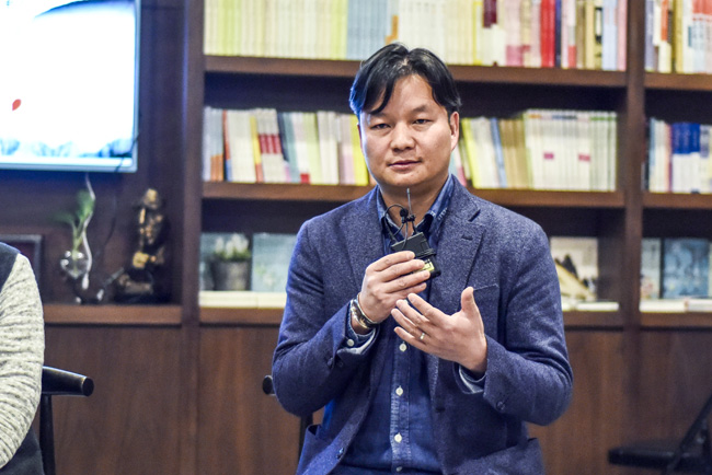 丁大為：烏銅走銀有三百年的歷史了，是云南地區(qū)獨(dú)有的技藝。這門(mén)技藝入門(mén)大概需要3年，學(xué)成需要20年。用語(yǔ)言去表達(dá)它其實(shí)是很難的。