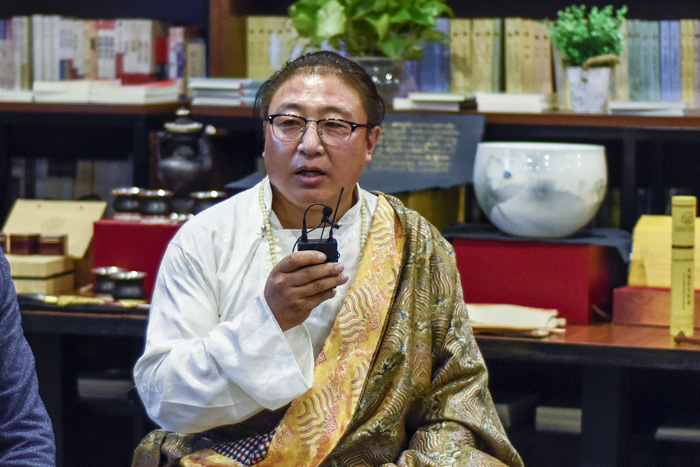 安久&middot;白瑪群加：絕對不能為了錢做手藝的傳承人，傳承手藝是因為我們有傳承民族特色文化的責(zé)任，要時刻謹(jǐn)記這一份責(zé)任。