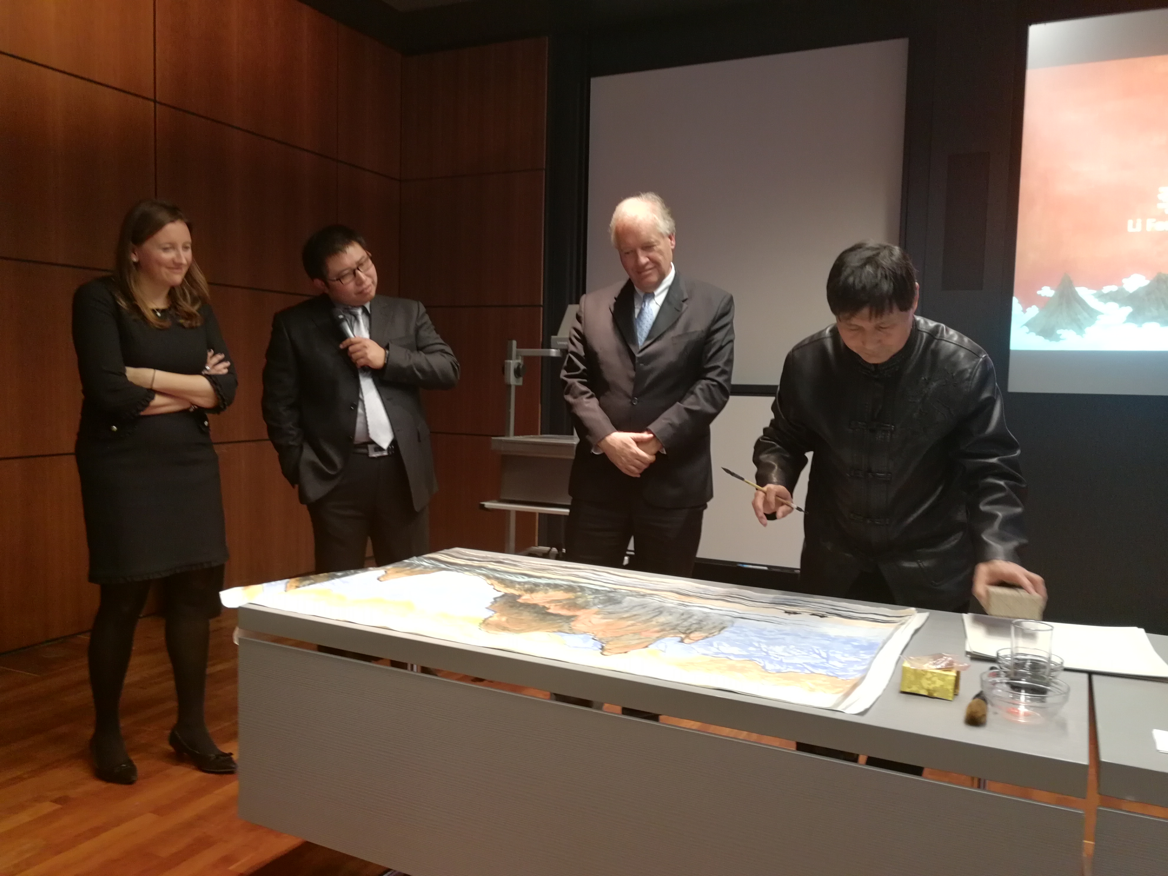 作為一個藝術(shù)家，我也要為這個國家和社會做一點自己的貢獻。在這次跨國文化交流活動中，作為唯一的隨團畫家，我創(chuàng)作出了多幅以&ldquo;一帶一路&rdquo;為主題的中國畫。