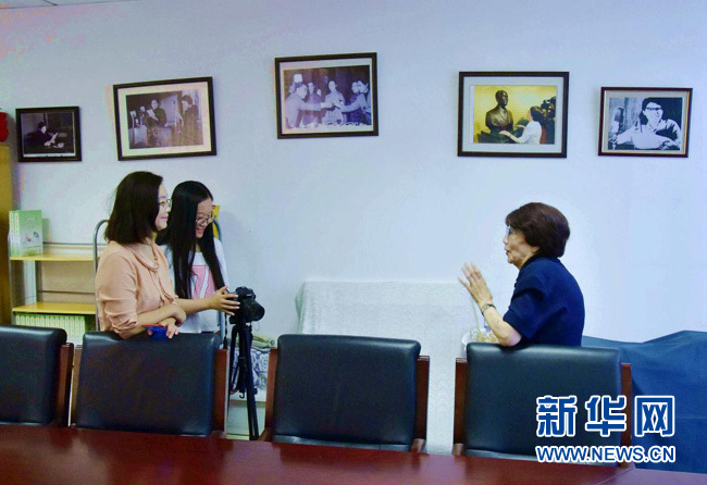 播音室里跟打仗一樣。從夜不能寐的緊張，到全神貫注的投入，用良好的習(xí)慣和過硬的專業(yè)素質(zhì)來化險(xiǎn)為夷。