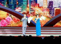 京劇演員于魁智、李勝素獻(xiàn)唱京劇《我是中國人》