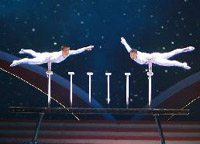 演員汪靜、高鴻陽在晚會(huì)上表演雜技《頂&mdash;&mdash;太極》