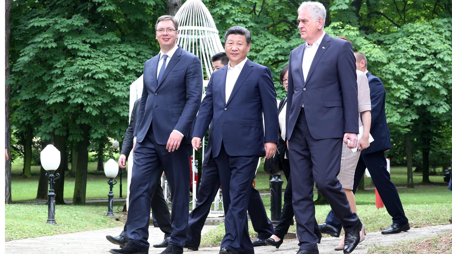 習(xí)近平出席塞爾維亞總統(tǒng)尼科利奇、總理武契奇共同舉行的午宴