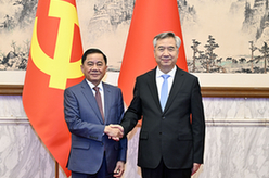 李希同越共中央政治局委員、中央書(shū)記處書(shū)記、中央檢查委員會(huì)主任陳錦繡舉行會(huì)談