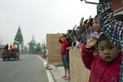 向救援人員敬禮！