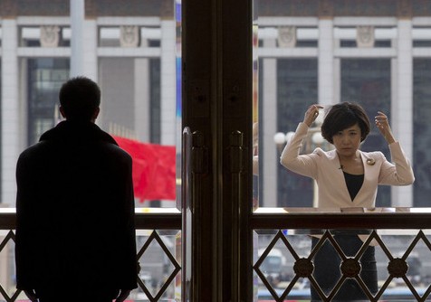 2014年兩會(huì)：美女記者對窗梳妝 黑衣保安不為所動(dòng)