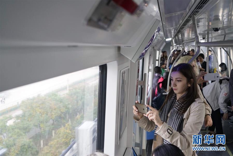 （十九大&middot;XHDW）（3）中外記者會(huì)外感受北京軌道交通