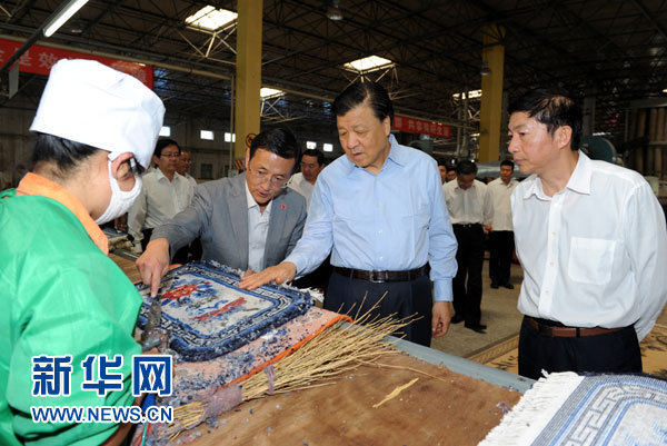 這是7月18日，劉云山在青海藏羊地毯集團(tuán)有限公司調(diào)研。新華社記者 饒愛(ài)民 攝
