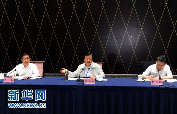 部分省區(qū)市教育實(shí)踐活動(dòng)工作座談會(huì)近日先后在西寧、上海召開，中共中央政治局常委、中央黨的群眾路線教育實(shí)踐活動(dòng)領(lǐng)導(dǎo)小組組長劉云山出席并講話。這是7月23日，劉云山出席上海座談會(huì)并講話。新華社記者 饒愛民 攝 