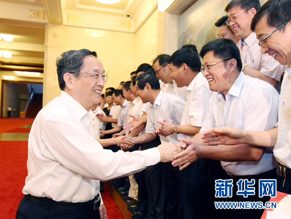 會前，俞正聲、張高麗接見援藏干部代表，向參加對口支援西藏工作的各地區(qū)各部門各單位和廣大援藏干部表示誠摯問候。新華社記者 姚大偉 攝